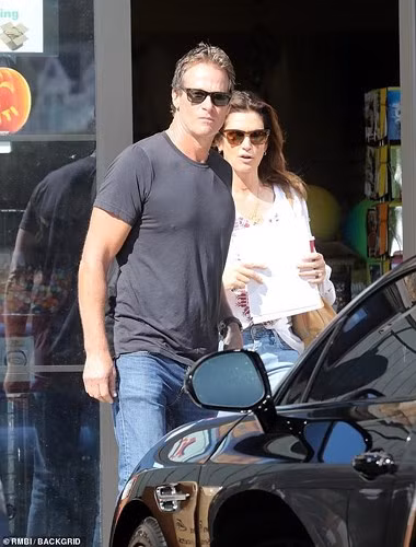 Ở tuổi 52, siêu mẫu Cindy Crawford huyền thoại vẫn rất trẻ trung và sở hữu vóc dáng thon gọn, săn chắc không thua kém gì các người mẫu trẻ.