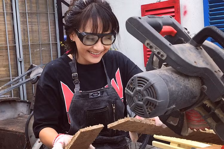 Trong "Ngày ấy mình đã yêu", Bảo Thanh đóng vai Sol - cô gái cá tính, trẻ trung, dễ thương, khác hẳn với vai nàng dâu cam chịu Minh Vân trong "Sống chung với mẹ chồng".