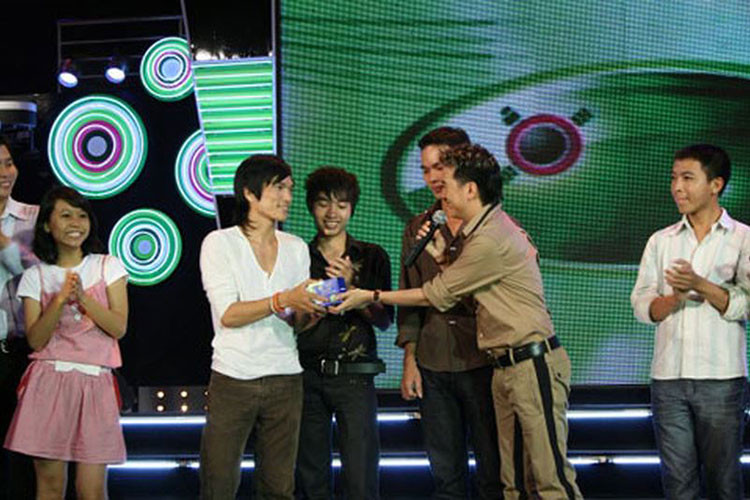 9 năm trước, Phan Ngọc Luân từng chạm mặt Đàm Vĩnh Hưng trong chương trình "Song ca cùng thần tượng". Với vai trò giám khảo, Mr Đàm chọn Phan Ngọc Luân là người song ca ăn ý nhất. Ảnh: Giáo dục Việt Nam