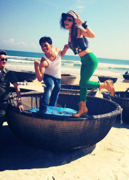 Đàm Vĩnh Hưng từng đưa Phan Ngọc Luân và các thành viên trong đội tại Giọng hát Việt 2012 đi du lịch. Ảnh: VTV