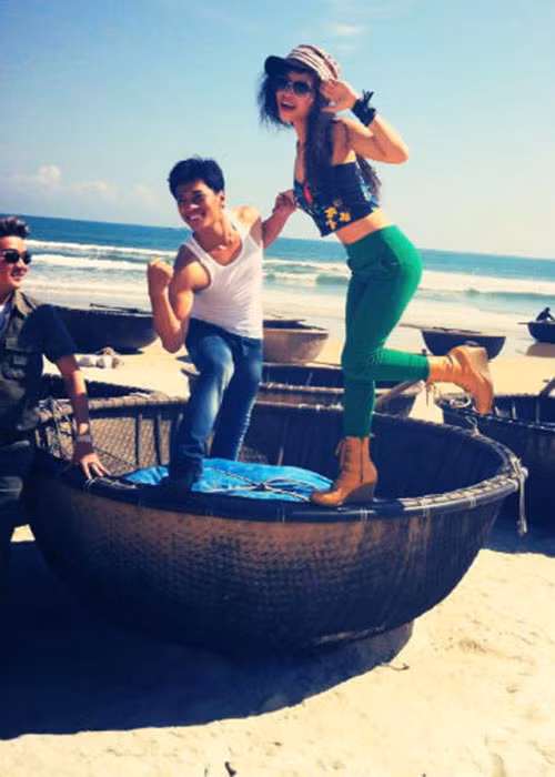 Đàm Vĩnh Hưng từng đưa Phan Ngọc Luân và các thành viên trong đội tại Giọng hát Việt 2012 đi du lịch. Ảnh: VTV