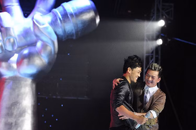 Sau Song ca cùng thần tượng, Phan Ngọc Luân thay đổi về ngoại hình lẫn giọng hát bởi vậy, Đàm Vĩnh Hưng đã không nhận ra Phan Ngọc Luân tại cuộc thi Giọng hát Việt 2012 . Ảnh: Giáo dục Việt Nam