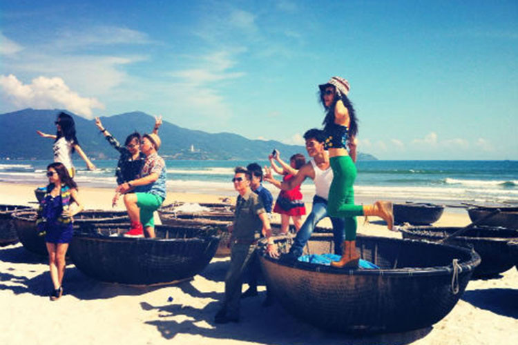 Mr Đàm quan tâm đến tất cả các thành viên trong đội không chỉ riêng Phan Ngọc Luân. Ảnh: VTV