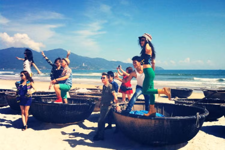 Mr Đàm quan tâm đến tất cả các thành viên trong đội không chỉ riêng Phan Ngọc Luân. Ảnh: VTV