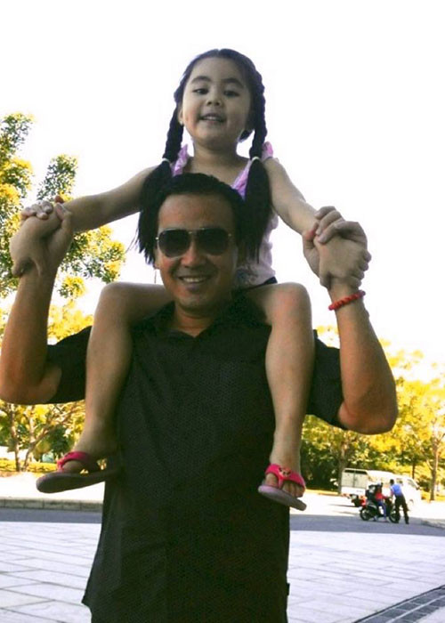 Do công việc bận rộn, Quyền Linh không có nhiều thời gian bên con như các ông bố khác. Vì vậy, mỗi khi có cơ hội, anh luôn tự tay chăm sóc các con.