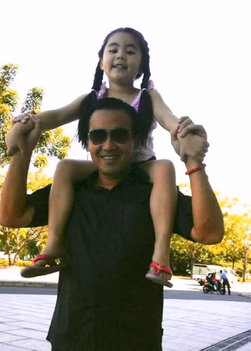 Do công việc bận rộn, Quyền Linh không có nhiều thời gian bên con như các ông bố khác. Vì vậy, mỗi khi có cơ hội, anh luôn tự tay chăm sóc các con.