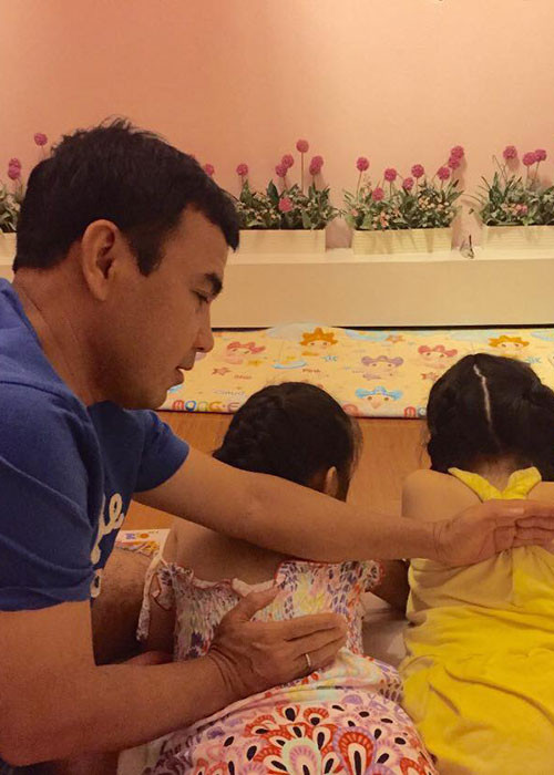 Dù các con đã lớn nhưng Quyền Linh vẫn chiều chuộng.