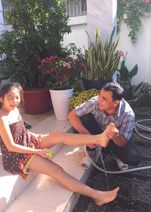 Khoảnh khắc nam MC rửa chân cho cô con gái đầu lòng.