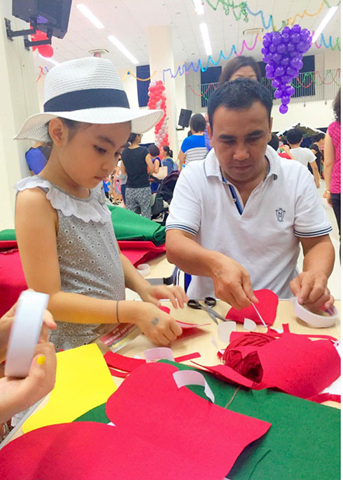 Nam MC luôn cố gắng tham gia các hoạt động cùng các con ở trường học.