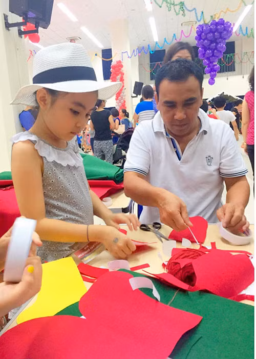 Nam MC luôn cố gắng tham gia các hoạt động cùng các con ở trường học.