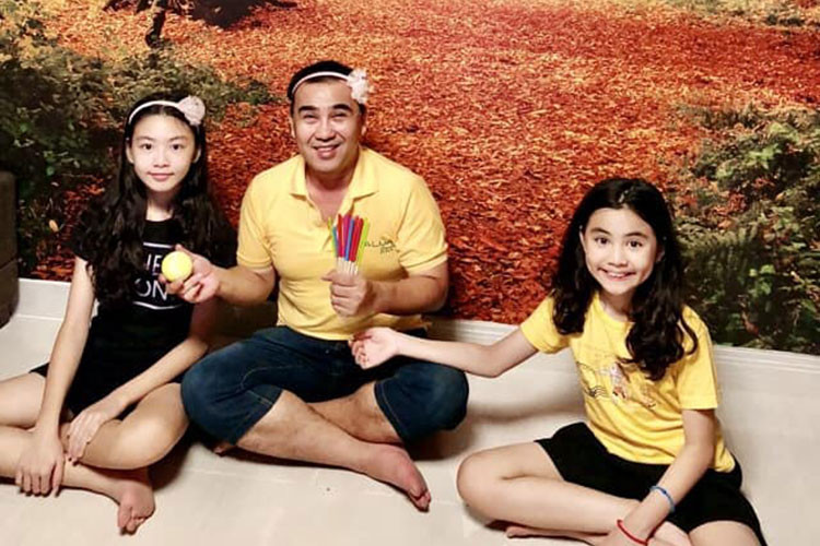 Nam MC vui chơi cùng hai cô con gái các trò chơi dân gian.