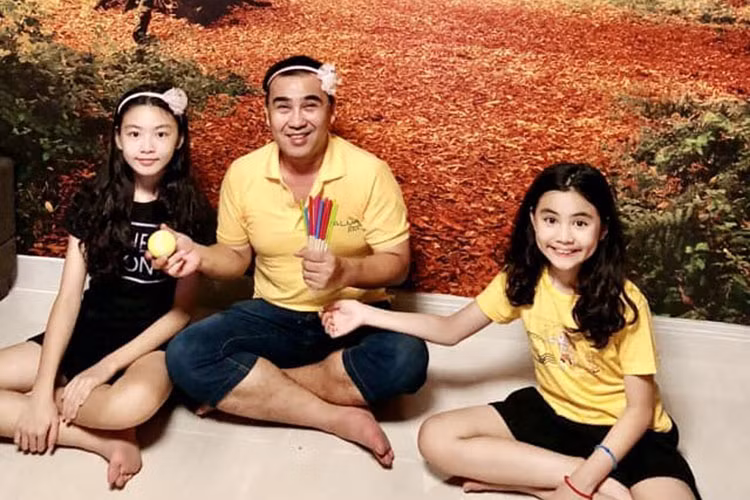 Nam MC vui chơi cùng hai cô con gái các trò chơi dân gian.