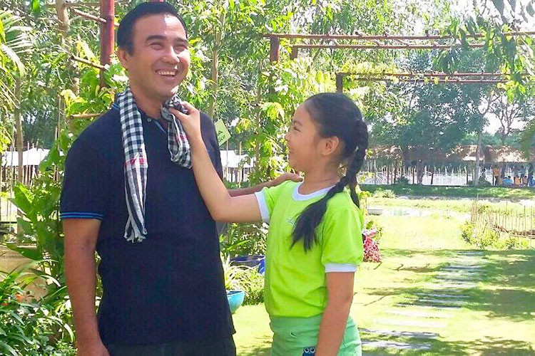 Hai cô con gái của Quyền Linh rất quấn bố.