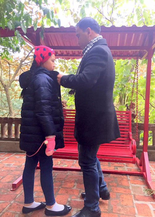 Quyền Linh ân cần chăm sóc cho các con mọi lúc mọi nơi.