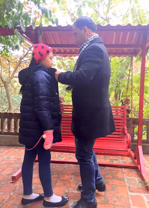 Quyền Linh ân cần chăm sóc cho các con mọi lúc mọi nơi.