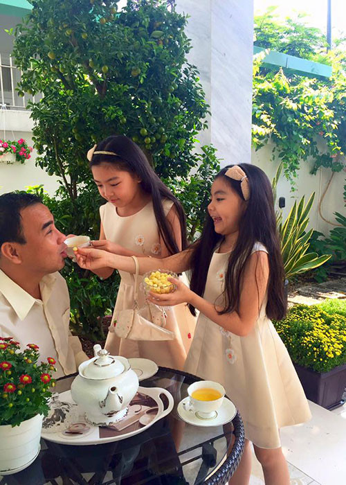 Bé Hạt Dẻ và Lọ Lem luôn hiếu thảo với bố mẹ.