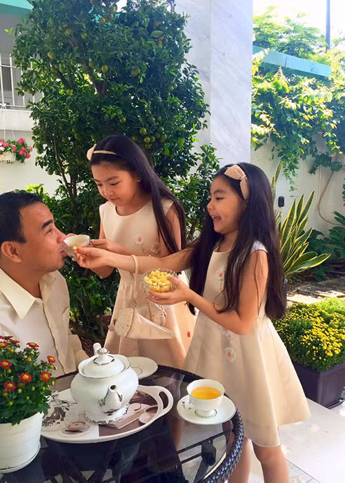 Bé Hạt Dẻ và Lọ Lem luôn hiếu thảo với bố mẹ.