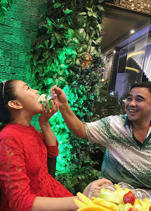 Quyền Linh hạnh phúc chăm sóc con gái đầu lòng.