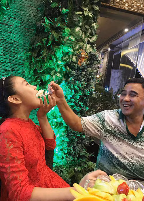 Quyền Linh hạnh phúc chăm sóc con gái đầu lòng.