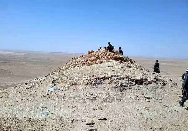 Các binh sỹ Syria đang theo dõi mục tiêu từ trên một điểm cao.