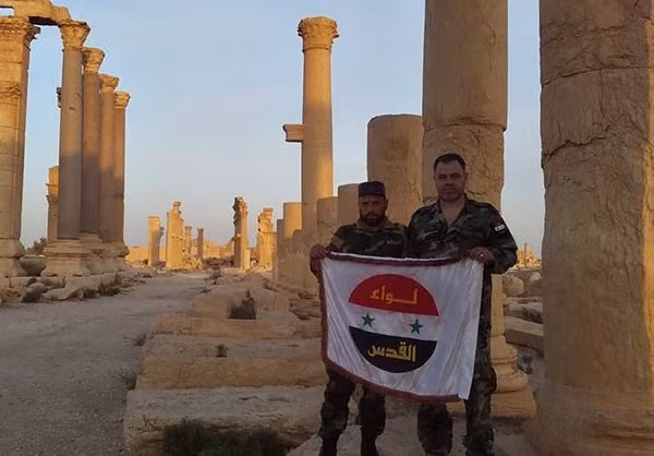 Gương mặt của các binh sỹ Syria tại một địa điểm được cho là thành cổ Palmyra.