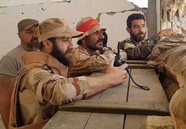 Các chỉ huy đang thảo luận hướng tấn công ngoài chiến tuyến.