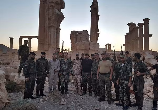 Các binh sỹ Syria chụp ảnh cùng nhau.