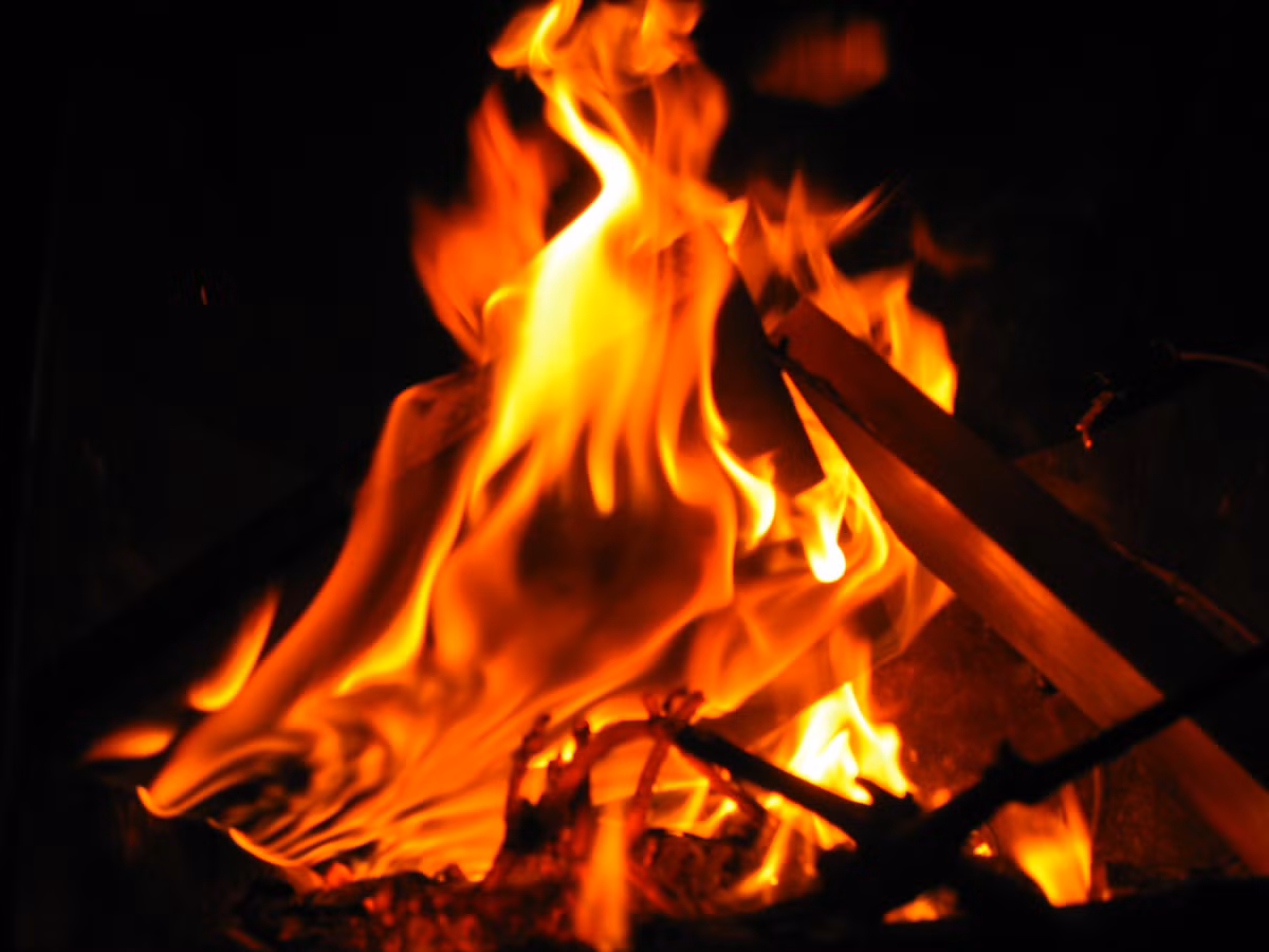 Mơ thấy một đống lửa cháy cháy là điềm báo bạn sắp được thăng tiến trong tương lai gần.