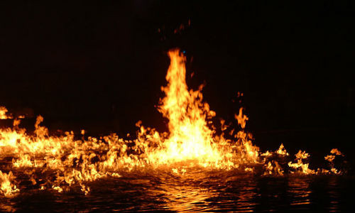 Mơ thấy cháy trên mặt nước báo hiệu sự tốt lành, gia đình thuận hòa, vui vẻ.