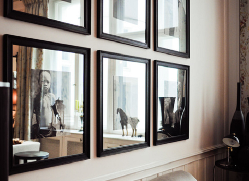 Những khung tranh màu đen trong phòng khách cũng có tác dụng hút vận khí tốt cho cả nhà.