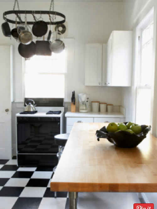 Căn bếp với gam màu đen kết hợp trắng sẽ hút năng lượng, vận may tiền bạc cho gia chủ.