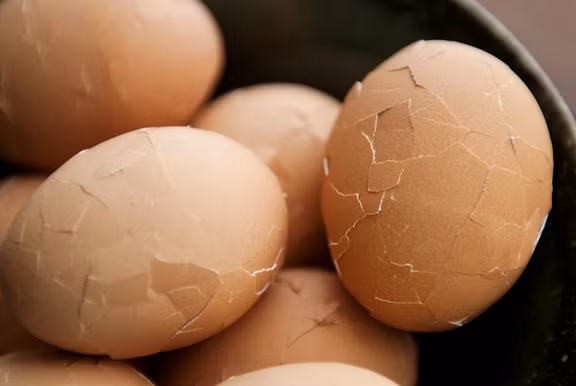 Để khắc phục hiện tượng trứng bị rỉ ra ngoài khi luộc trứng đã nứt vỏ, hãy cho vào nước luộc một chút giấm.