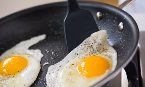 Muốn trứng không dính vào thìa lật trứng, hãy nhúng thìa vào dầu ăn đang sôi trước khi cho trứng vào chảo.