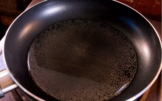 Để món trứng xốp, bạn sử dụng chảo chống dính đã được lau khô, cho dầu ăn vào đun sôi. Khi dầu nóng già mới cho trứng vào rán.