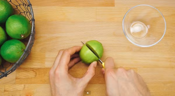 Thêm vài giọt chanh và một thìa dầu ăn sẽ làm cho món trứng rán cho màu vàng đẹp mắt.