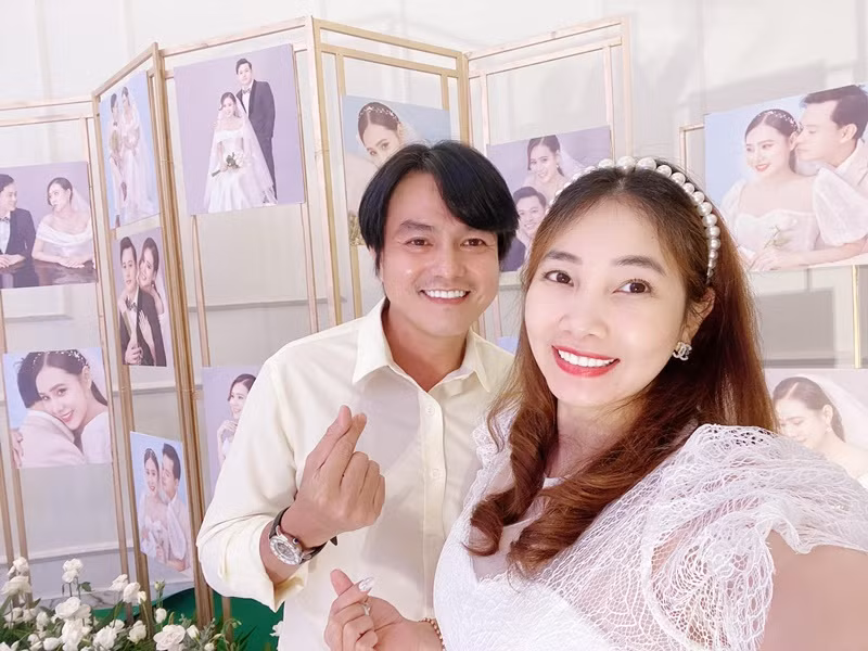 Bà xã của Cao Minh Đạt khoe nhan sắc trẻ trung, xinh đẹp.