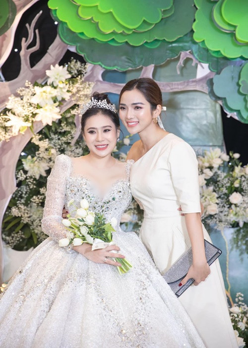 Người mẫu Kim Cường - bà xã của Ưng Hoàng Phúc cũng dự tiệc cưới.