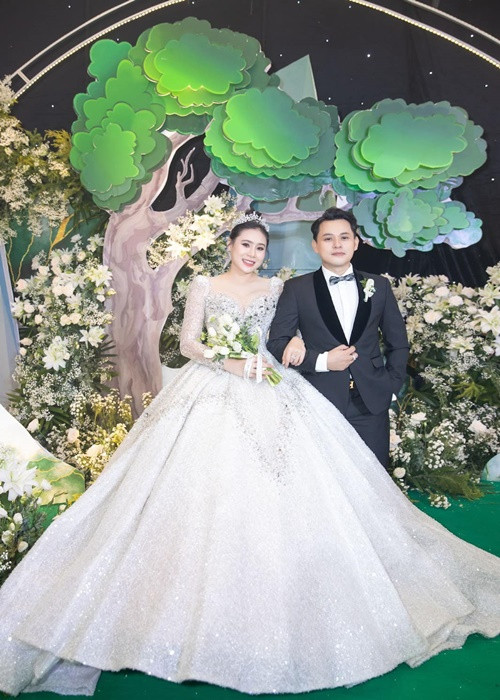 Theo Zing, ban đầu, tiệc cưới của Hồ Bích Trâm dự kiến diễn ra vào 5/5 với khoảng 800 khách mời nhưng sau đó vợ chồng cô thay đổi lịch trình. Trong tiệc cưới ngày 19/6, nữ diễn viên tổ chức nhỏ gọn.