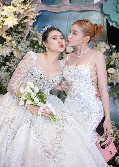 Khả Như mặc gợi cảm đến chúc mừng Hồ Bích Trâm.