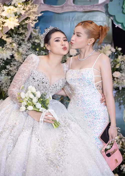 Khả Như mặc gợi cảm đến chúc mừng Hồ Bích Trâm.