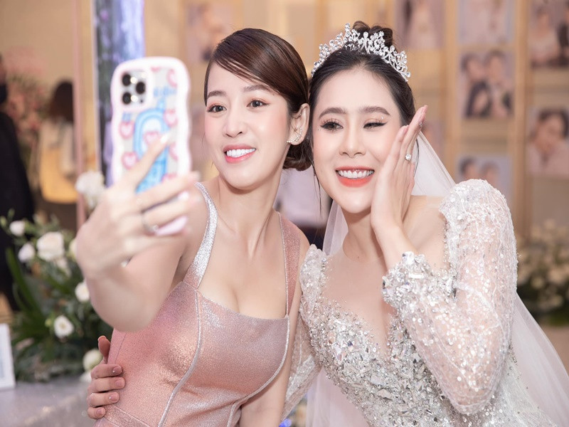 Nữ diễn viên hài Puka chụp ảnh kỷ niệm cùng cô dâu.