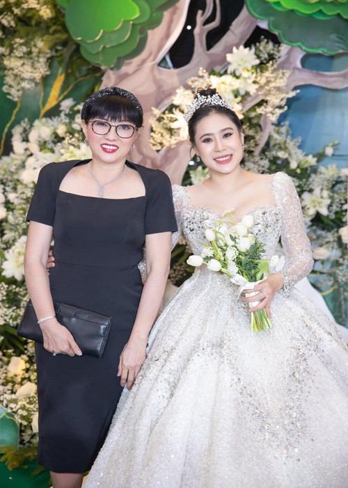 Nghệ sĩ Phương Dung đến chúc mừng Hồ Bích Trâm.