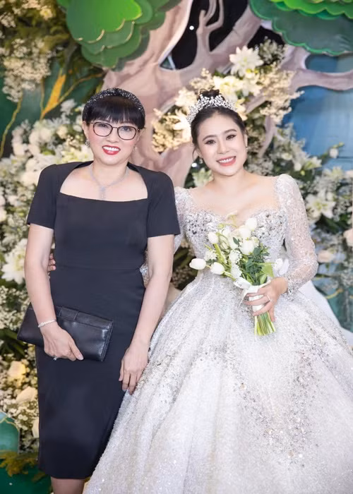 Nghệ sĩ Phương Dung đến chúc mừng Hồ Bích Trâm.