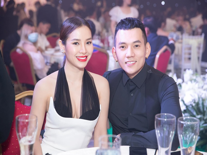 Lý Bình - Phương Trinh Jolie dự tiệc cưới của Hồ Bích Trâm. 1 tháng trước, cặp đôi cũng tổ chức hôn lễ.