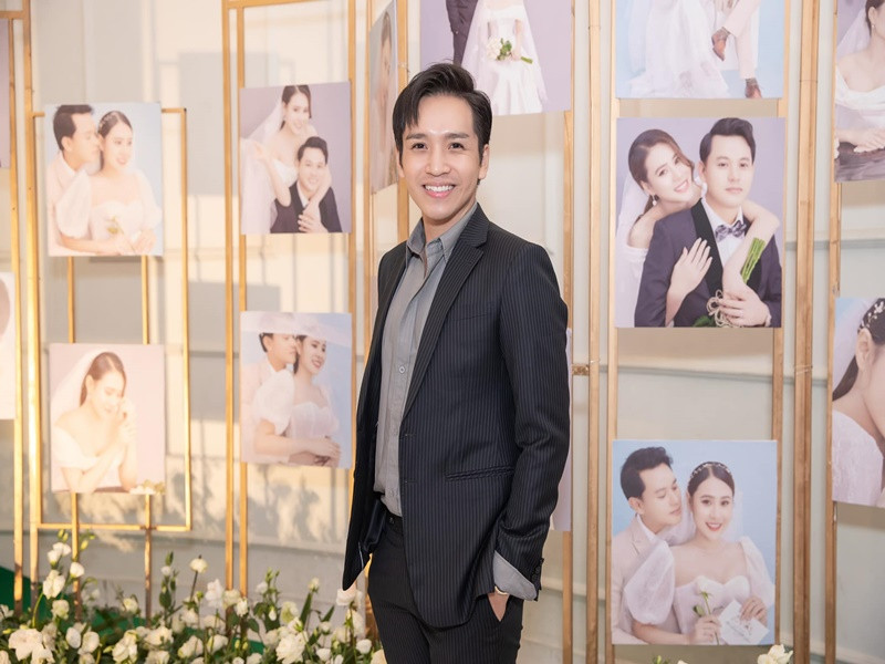 Nam diễn viên, ca sĩ Bạch Công Khanh diện vest lịch lãm tại tiệc cưới.