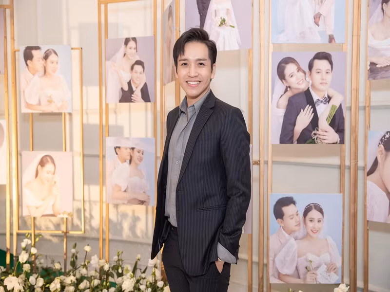 Nam diễn viên, ca sĩ Bạch Công Khanh diện vest lịch lãm tại tiệc cưới.