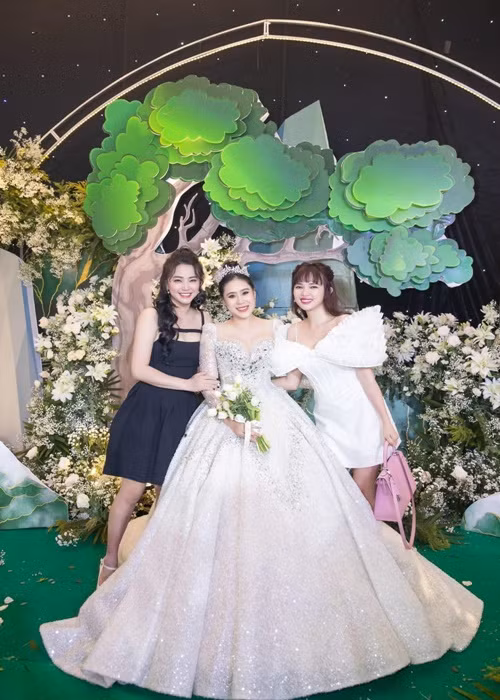 Đôi bạn thân Hải Băng - Việt Huê đến chúc mừng Hồ Bích Trâm.