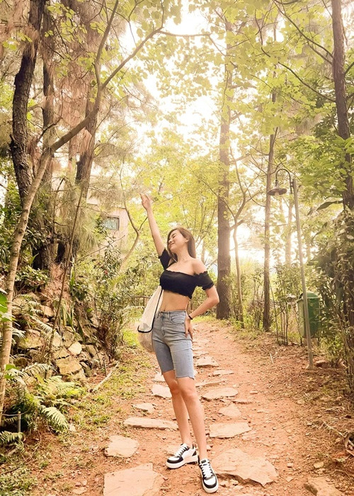 Khoe ảnh đi dạo, nữ diễn viên viết: "Thiên nhiên luôn cho người ta cảm giác bình yên đến lạ".