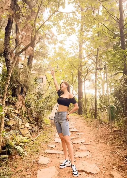 Khoe ảnh đi dạo, nữ diễn viên viết: "Thiên nhiên luôn cho người ta cảm giác bình yên đến lạ".