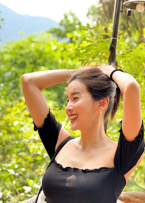 Trong những ngày qua, Cao Thái Hà liên tục cập nhật hình ảnh đi nghỉ dưỡng.